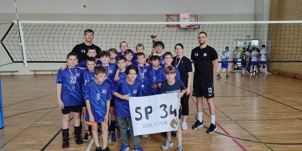 Brązowi medaliści w Finale Wojewódzkim Dzieci w siatkówce chłopców czwórki.jpg